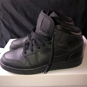Jordan air 1 mids youth size 6 / women’s size 7.5